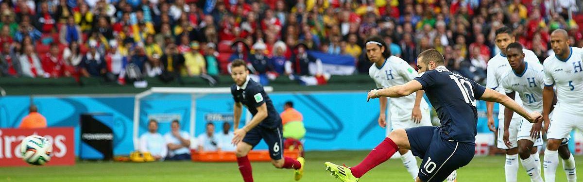 法甲第30轮巴黎圣日耳曼对战里昂，巴黎锋线强硬，里昂后防线孱弱