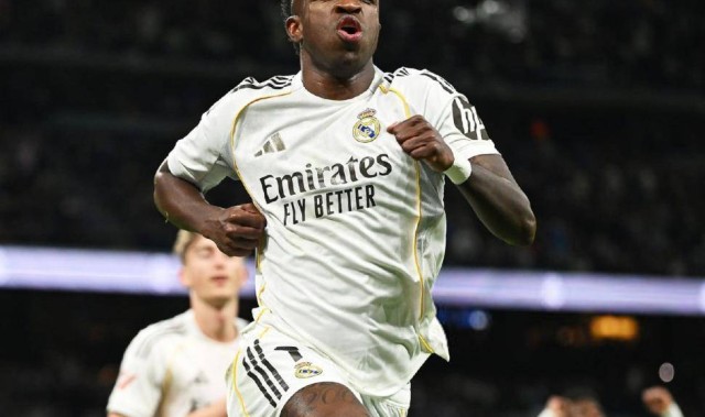 西甲领头羊易主！维尼修斯双响，皇马4-1皇家社会豪取8连胜登顶