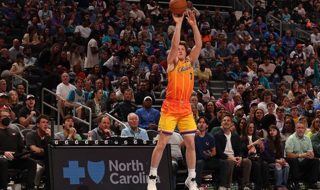 克努佩尔26+11+8造NBA新历史 比肩基德库里来日必超？